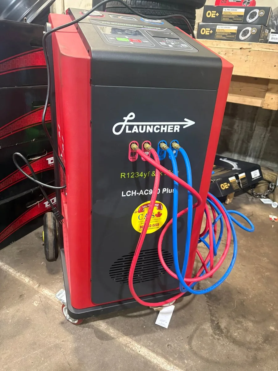 AutoNorth's air conditioning service machine in North Bay, labelled for both R1234yf and R134a refrigerant